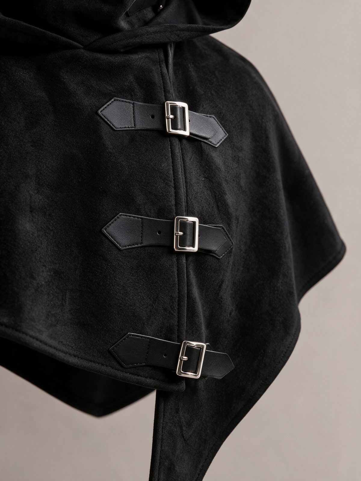 MINO Buckle Cape, detail